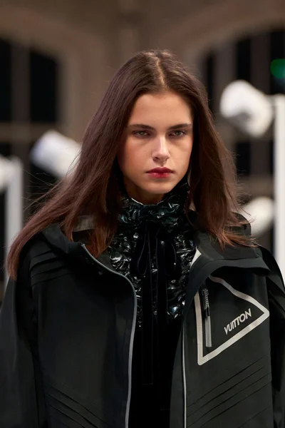 Look 10